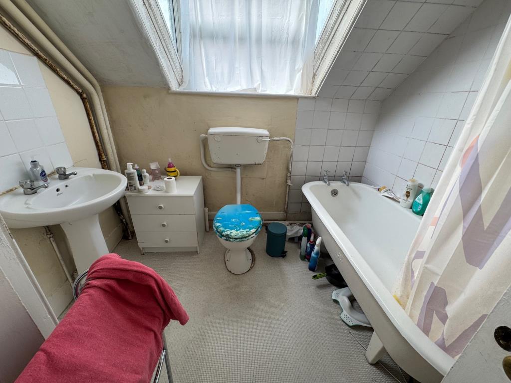Lot: 70 - FREEHOLD DETACHED BLOCK OF FOUR TWO-BEDROOM FLATS - Flat 4 - Bathroom